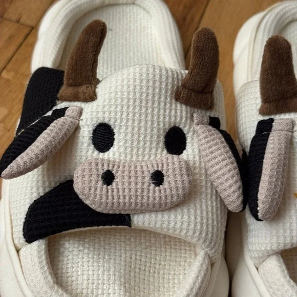 Novelty Cow Slippers - Fun Comfort Slides, Cozy House Shoes Size 40-41 - Picture 2 of 7